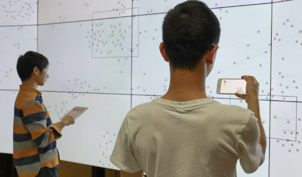 Photo4Action: Phone Camera-based Interaction for Graph Visualizations on Large Wall Displays